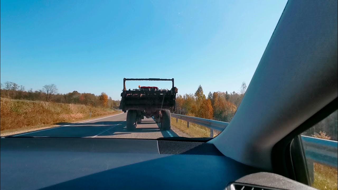 Overtake Tractor truck sore hari yang indah cerah di highway luar kota