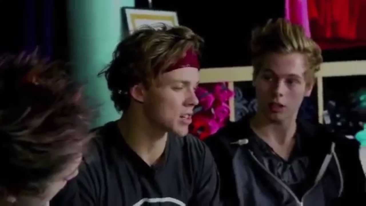 Ashton Irwin -  Love me like you do