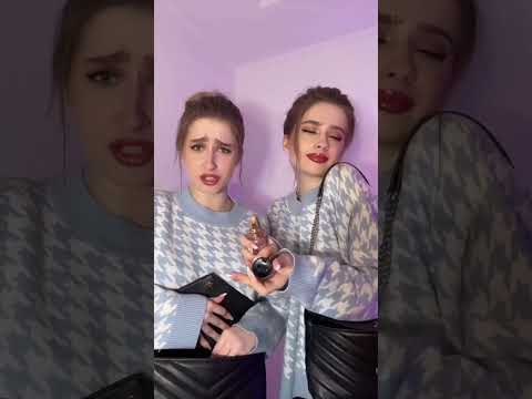 Что лежит в сумках у близняшек #shorts