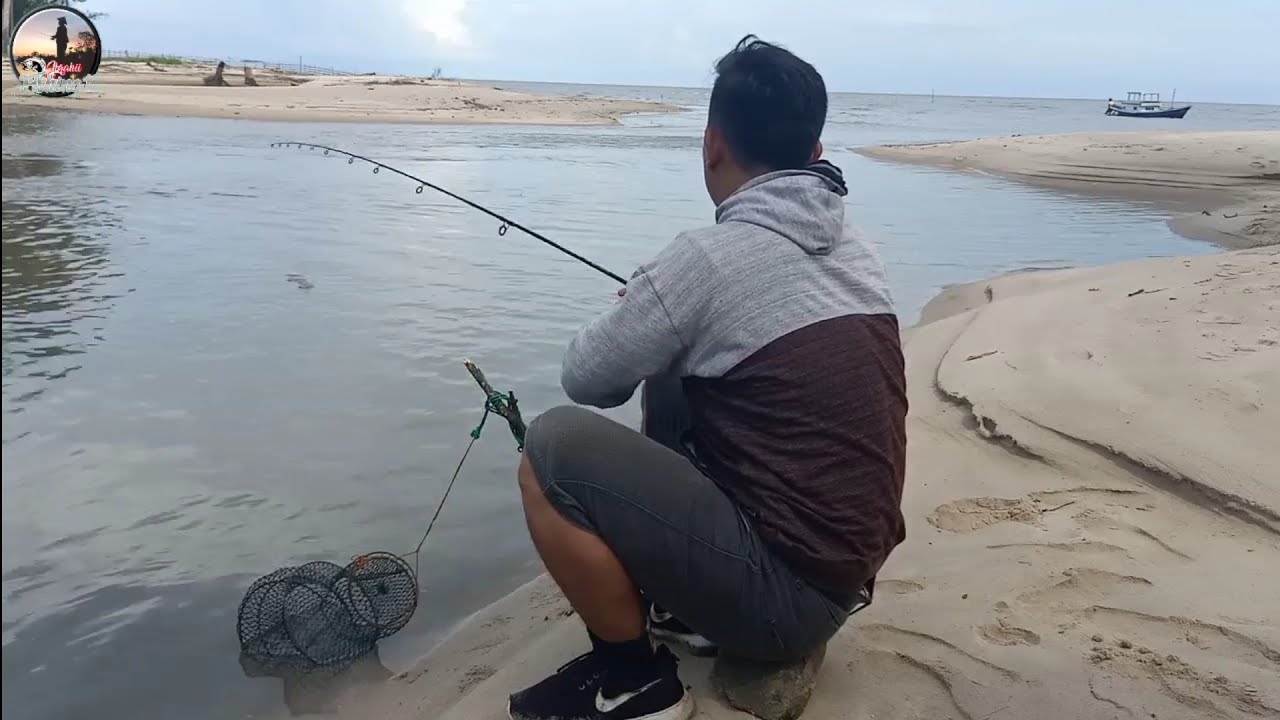 Mancing di Pinggiran Laut Menggunakan Umpan Udang Kupas Emang Anti