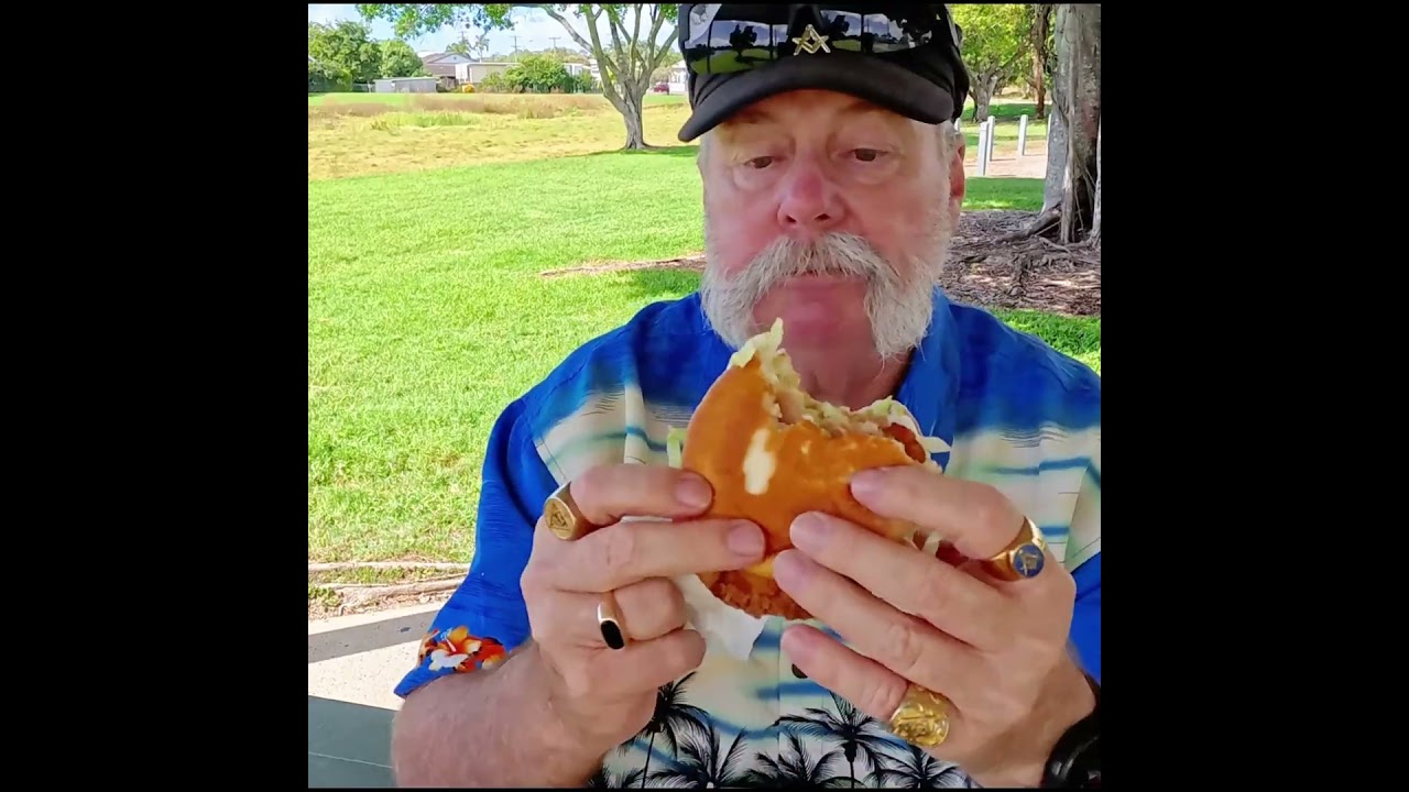 McDonald’s McCrispy Deluxe… $25 Worth It?! 🤯🇦🇺 (4.5/5 Review) #food #budgetfriendlyeats #fastfood