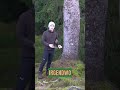 Mann bereitet sich auf Nacht im Wald vor #shorts