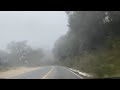 Carretera de la sierra con neblina
