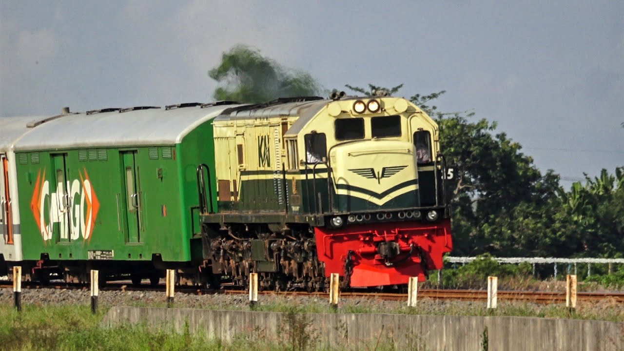 FULL SPEED‼️ || MENEMUKAN KERETA API NGEBUT DARI PAGI SAMPAI SORE DITIKUNGAN BESAR TARIK