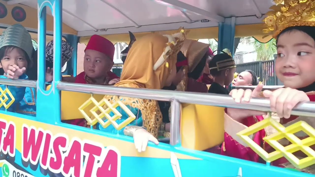 Parade Baju Adat Hari Ibu Kartini | Nuha Juara Pakai Baju Rote NTT | Kartini Kecil Naik Odong-Odong