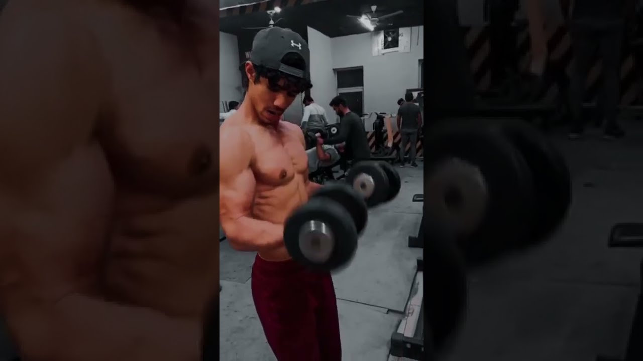 Biceps workout bodybuilder 