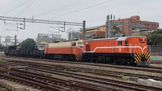 7201次雙頭貨列（R21 E217）台南通過