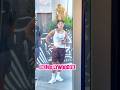Capture de la vidéo Rauw Alejandro Steps Out For An Early Morning Job To Stay In Shape On Sunset Blvd. In Hollywood, Ca