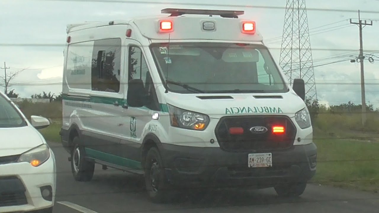 Instituto Mexicano del Seguro Social Ambulance 525 Responding