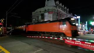 152次自強號通過高雄市路竹區忠孝路平交道(12車附掛親子車廂)【E500+PP+E500】