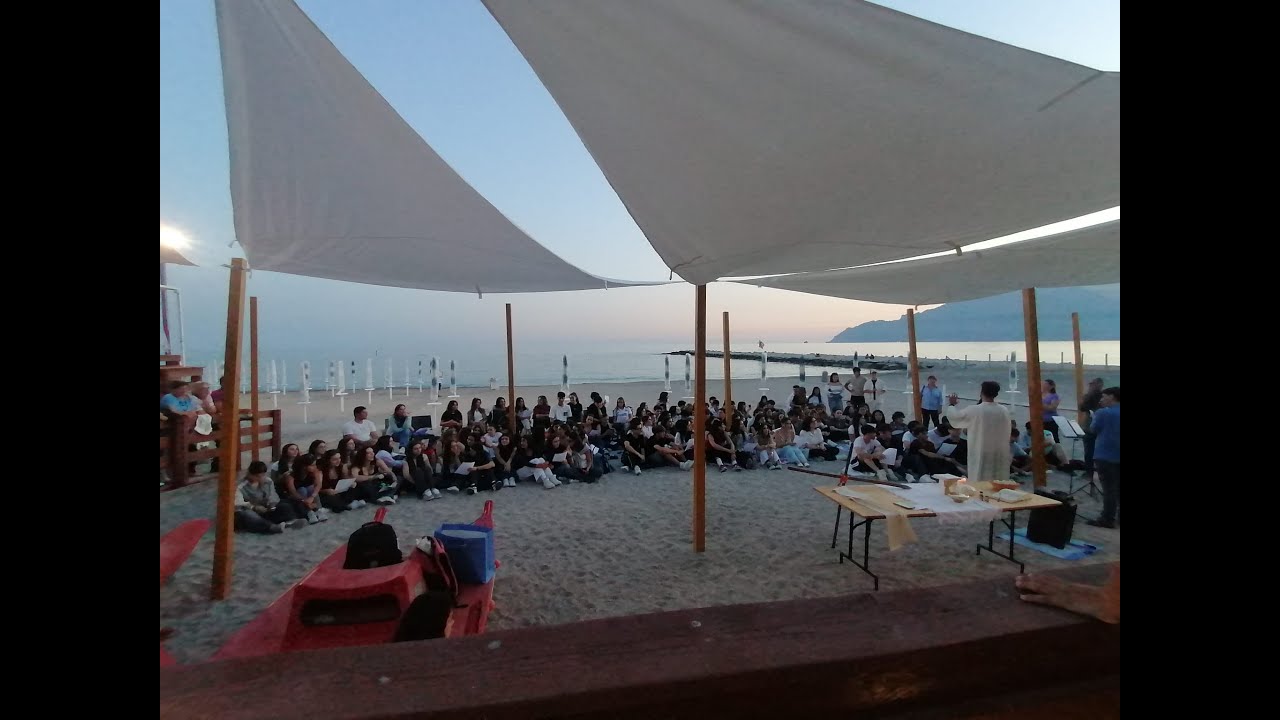 SCUOLA. MESSA IN SPIAGGIA PER I MATURANDI: DON ROBERTO BENEDICE PENNE