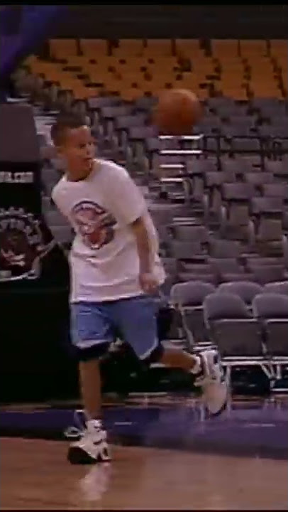 ⏪👀 Young Stephen & Seth Curry hoopin' at the Raptors’ arena.