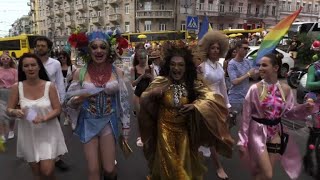 La Gay Pride réunit des milliers de personnes à Kiev | AFP News