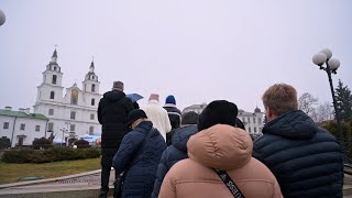 Тысячи минчан притекают с молитвой к Богородице и праведным Иоакиму и Анне в кафедральный собор