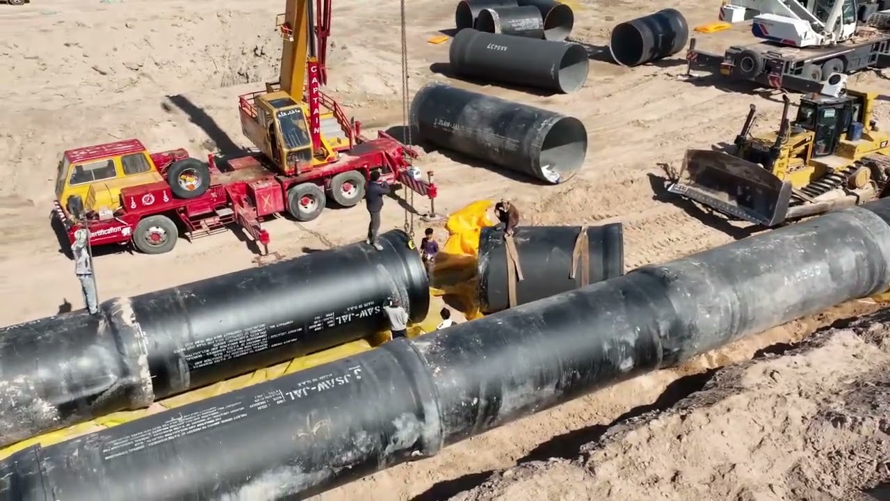 الموارد المائية تستمر بتنفيذ مشروع الجزء الحرج من قناة البدعة بمحافظة البصرة بإستخدام الأنابيب.