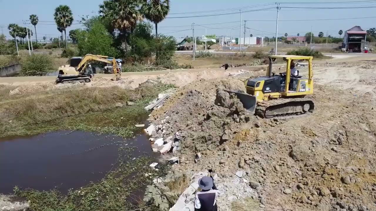 Features Heavy Equipment big Bulldozer D37PX SPREADING LAND & Land TRUCK Work hard on water