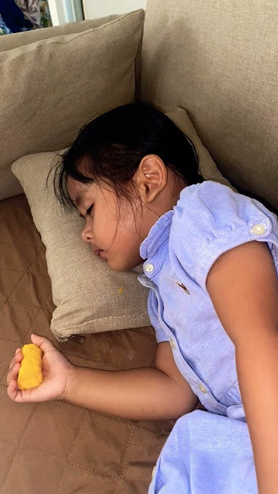 Abis antar kaka Freya sekolah langsung bersandar dan nyenyak nih Nina #labubusong #bayigemes