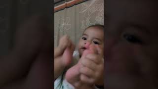 Bayi Ngemut Permen Hot-Hot Pop