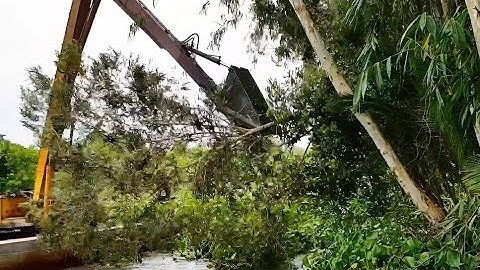 XE CUỐC KOBE MỎ VỊT MÚC ĐẤT TRÊN SÔNG CẦN DÀI QUÁ HAY cần cẩu xáng cạp xáng múc xe xúc