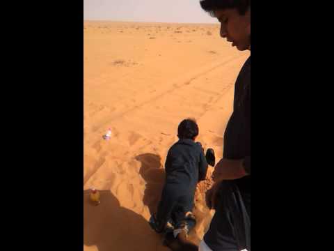 طفل يحفر قبره بيده