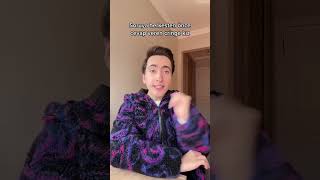 Dikkat Çekmeye Çalışan Kız