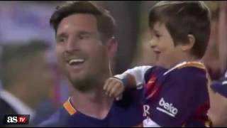 Leo Messi celebrando el titulo de Copa del Rey con su hijo.