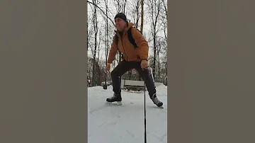 Батя показал как нужно кататься на коньках