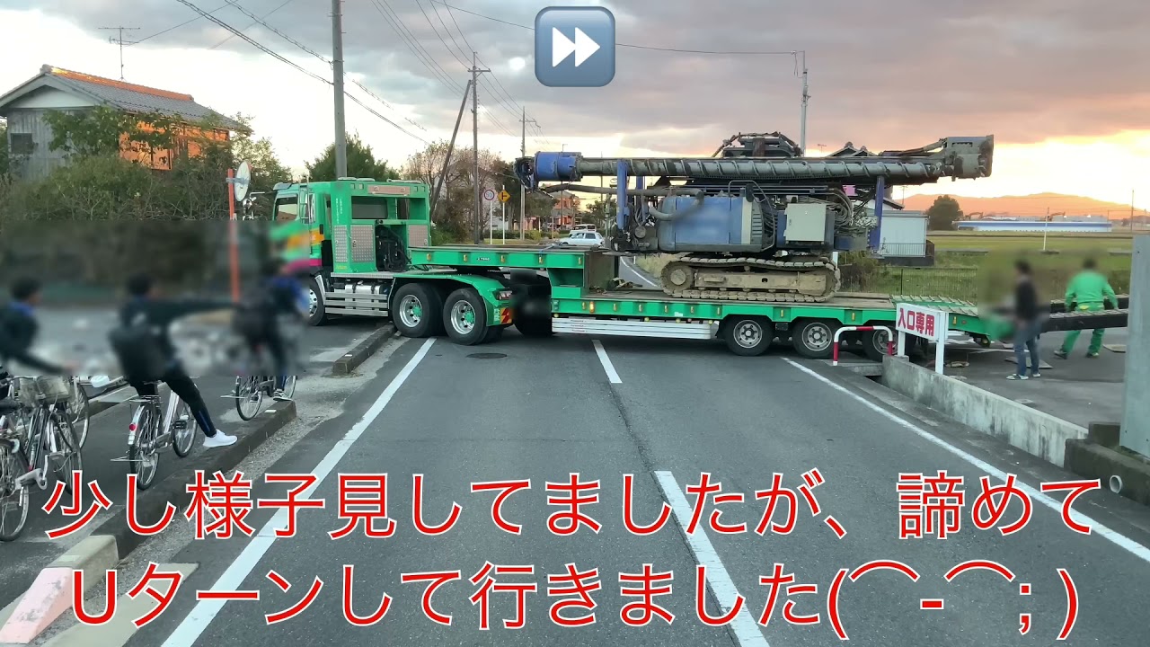 🚛トレーラーが立ち往生⁉️ 30分以上に渡り道路塞ぐ💧看板とポール破壊💦　破壊数日後の映像+Ver  Trailer accident