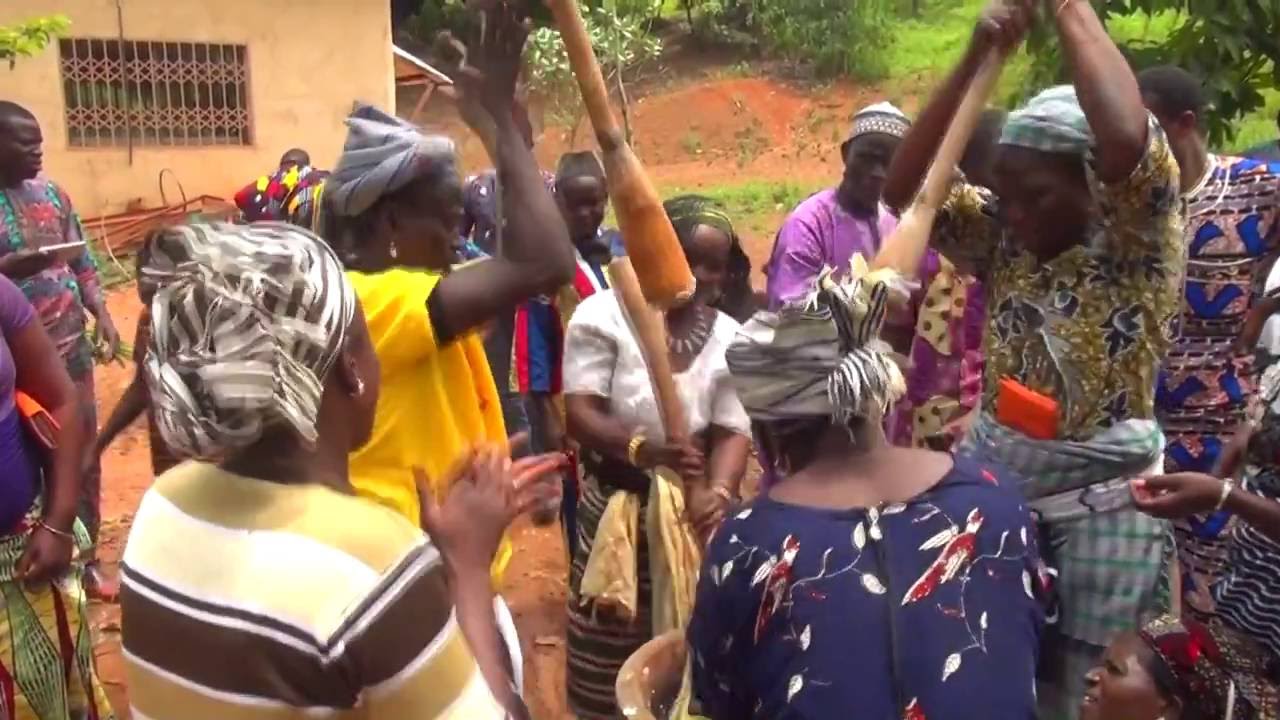 De la cuisine à la musique: piler l'igname, jouer de vraies percussions ...