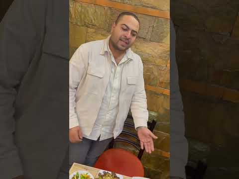 اتفقت انا وصحابي هنطلب حجات خفيفة عشان نوفر اول مندخل المطعم 