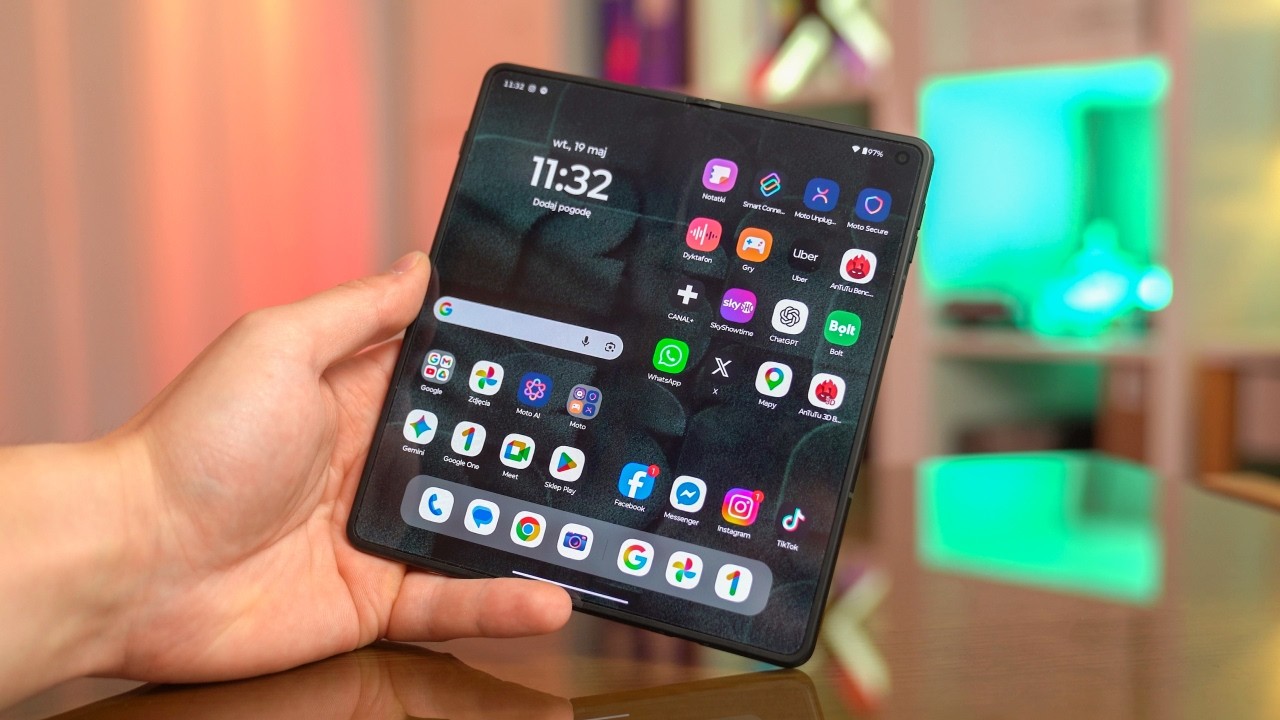 Thumbnail for Motorola RAZR Fold - that is, a foldable for... 11,500 PLN 🤯 - review, Mobzilla ep. 612