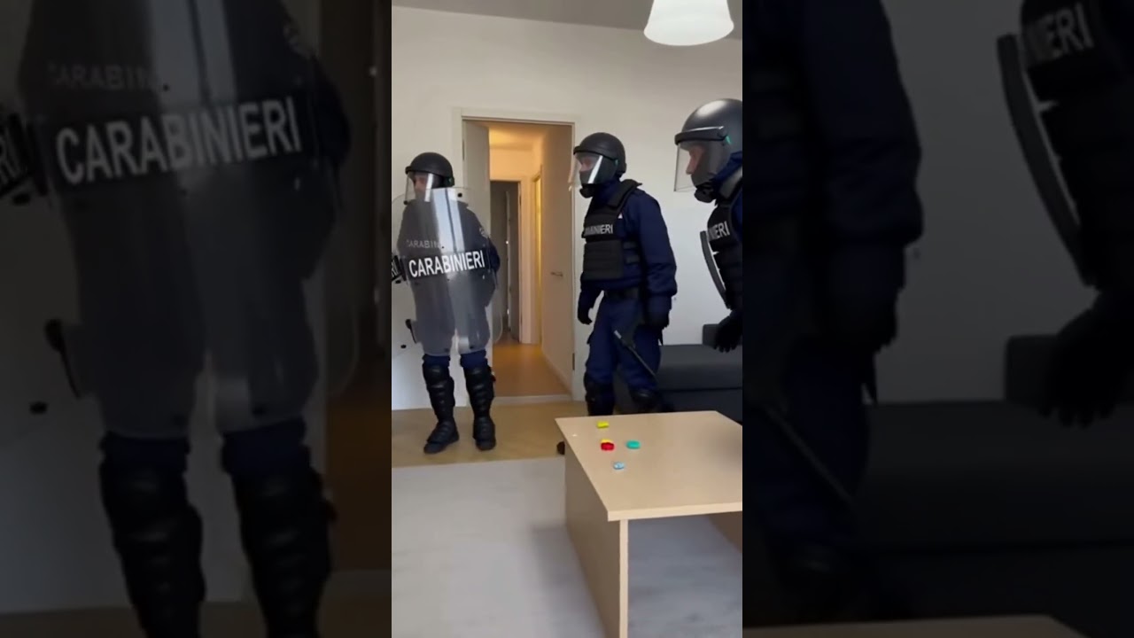 Carabinieri in antisommossa per uno sfratto | «Ho dei bambini in casa!»