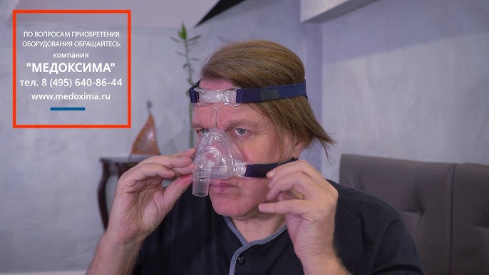 Веб-камерада өзін сипап отыр