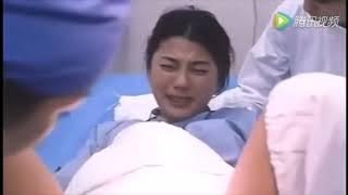 Gadis cantik melahirkan di restoran dibantu pacar dan teman-temannya-giving birth scene-Drama