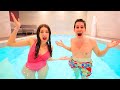 SOFÌ E LUÌ BAGNO NELLA PISCINA DENTRO CASA! RICCHI VS POVERI 24 ORE CHALLENGE! | Me contro Te
