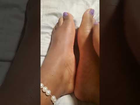 Rubbing my feet #barefoot #feet #toes