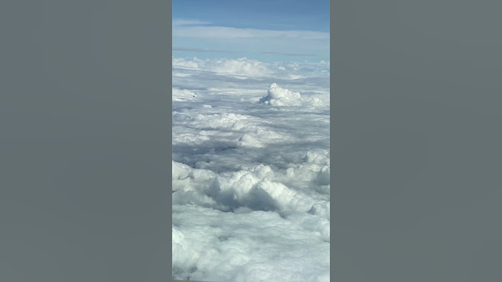 Pilot Witnesses UFO Flying Near Plane