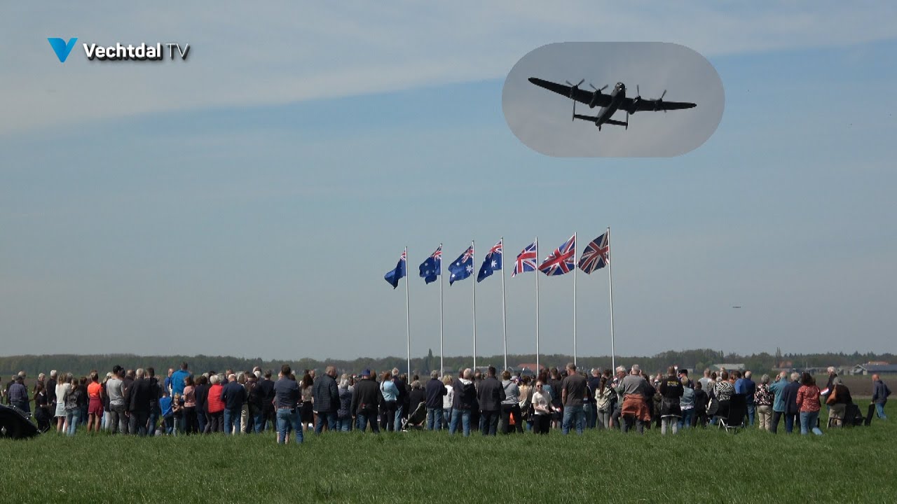 Lancaster bommenwerper vliegt over Kloosterhaar 4 mei 2023 - YouTube