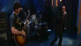 U2 - Stuck In A Moment You Can't Get Out Of acoustic live Resimi