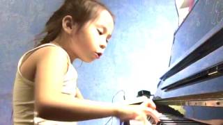 Аида Филиппова (6 лет) играет Тарантеллу Прокофьева\\Aida (6 years old) plays Tarantella Prokofiev