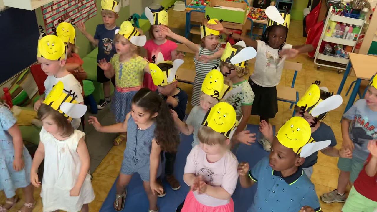 De bijendans voor de lieve papa’s!