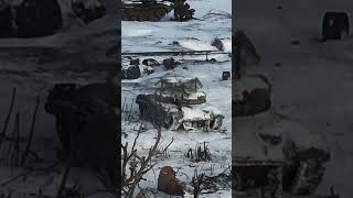 Ukrainian FPV drone strikes Russian tank leaving enemy crew fleeing in Avdiivka image