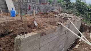 Casa de 1 losa se construye en terreno a desnivel