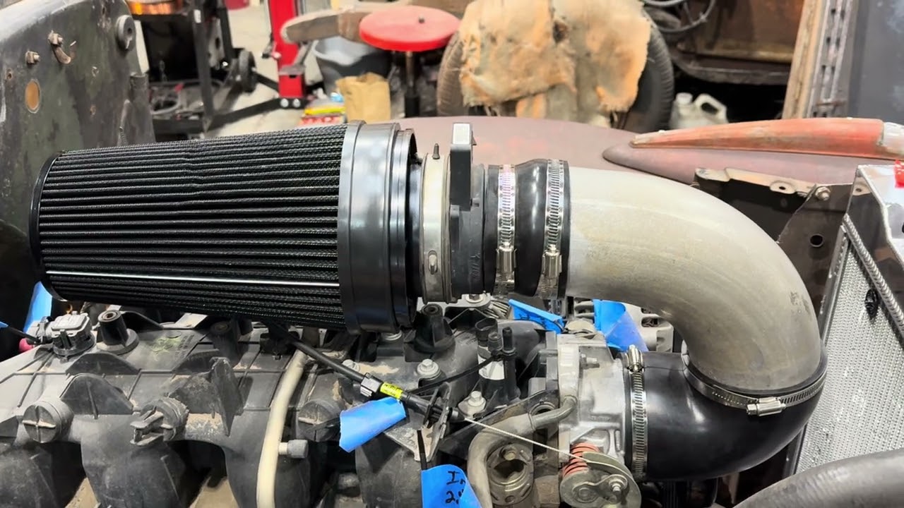 Впускной коллектор и датчик MAF установлены на грузовике Chevy LS 1946 года выпуска.