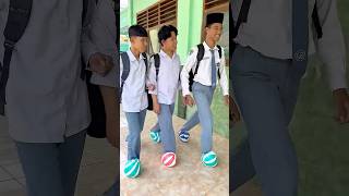 Disuruh Guru Pake Sepatu Bolamalah Pake Beneran