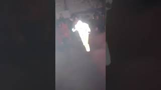 Parlak Montlu Adam Dans Ediyor Resimi