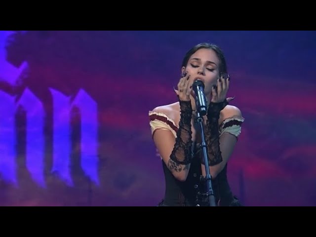 Maggie Lindemann - Knife Under My Pillow (live on VENNTV The Download) class=