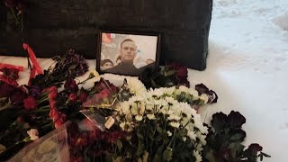 16 Февраля 2024 Года Умер Алексей Навальный. Цветы Людей К Памятнику Жертв Политических Репрессий.