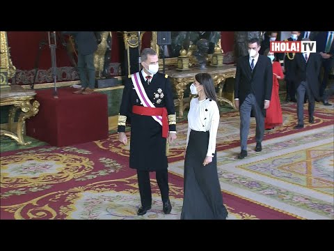 Video: Reina Letizia, Rochia Albastră De Paște Militară