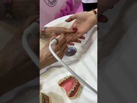 جهاز يضخ كمية كبيرة من الرمل تحت ضغط من الماء والهواء يدخل بين كل الفراغات السنية وينظفها